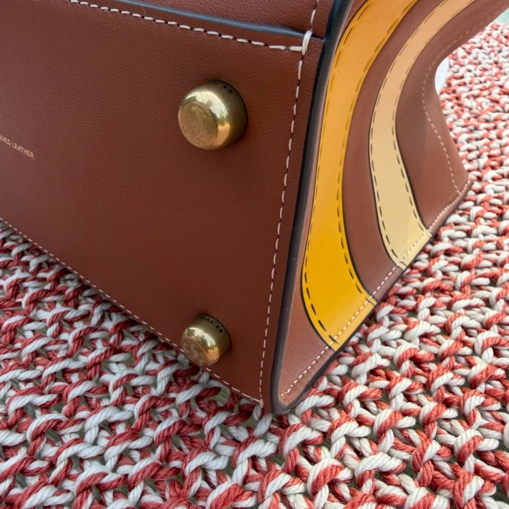 Coach Cashin Carry 22 With Trompe L'oeil Print. NWT. - Picture 6 of 9